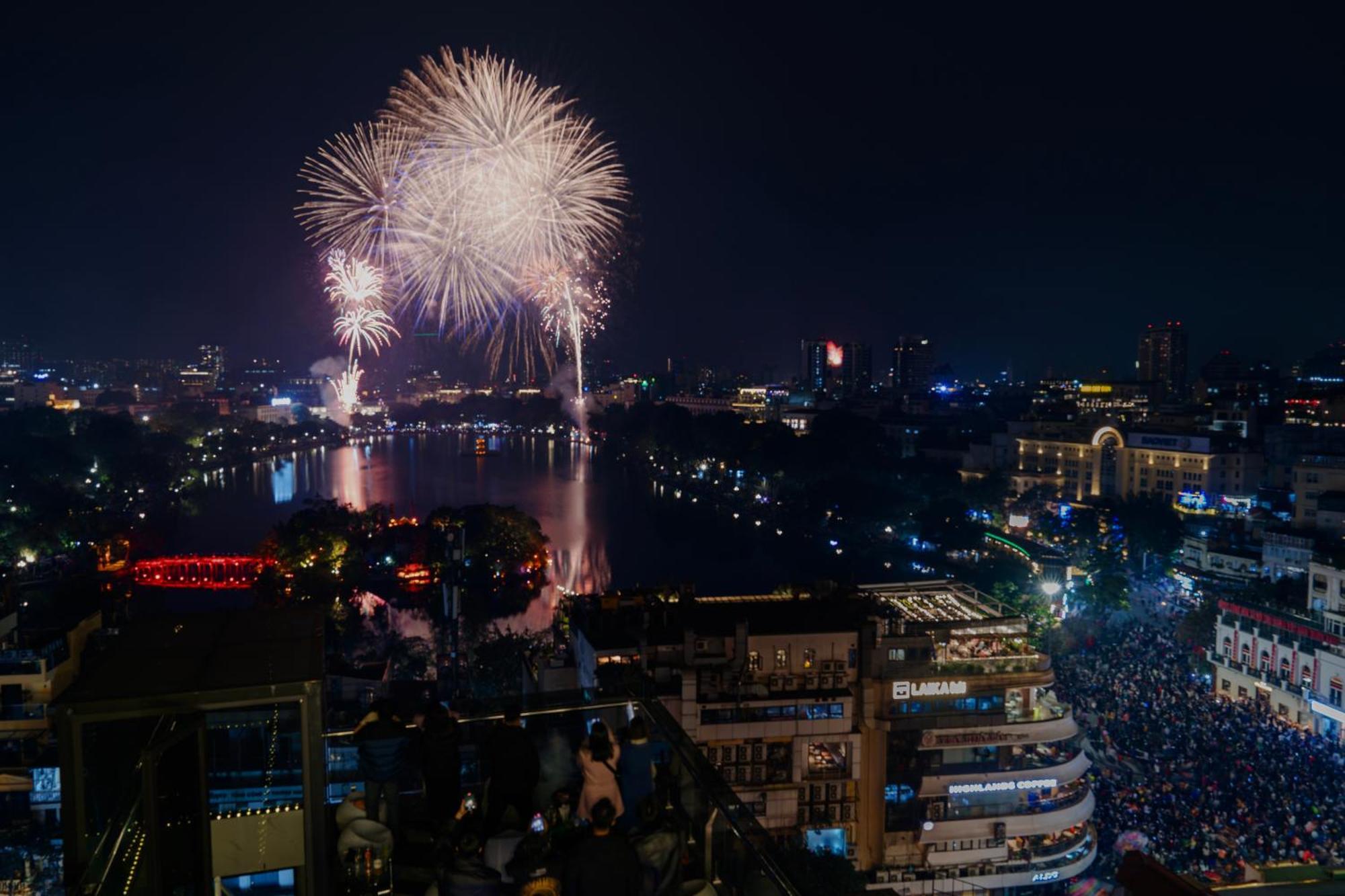 เมย์ เดอ วิลล์ ลักชัวรี โฮเทล แอนด์ สปา Hotel ฮานอย ภายนอก รูปภาพ Fireworks at the Danube Festival