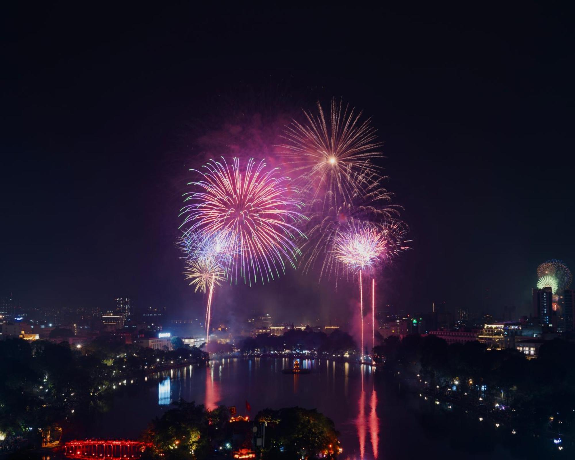 เมย์ เดอ วิลล์ ลักชัวรี โฮเทล แอนด์ สปา Hotel ฮานอย ภายนอก รูปภาพ Fireworks at the 2013 National Day Parade