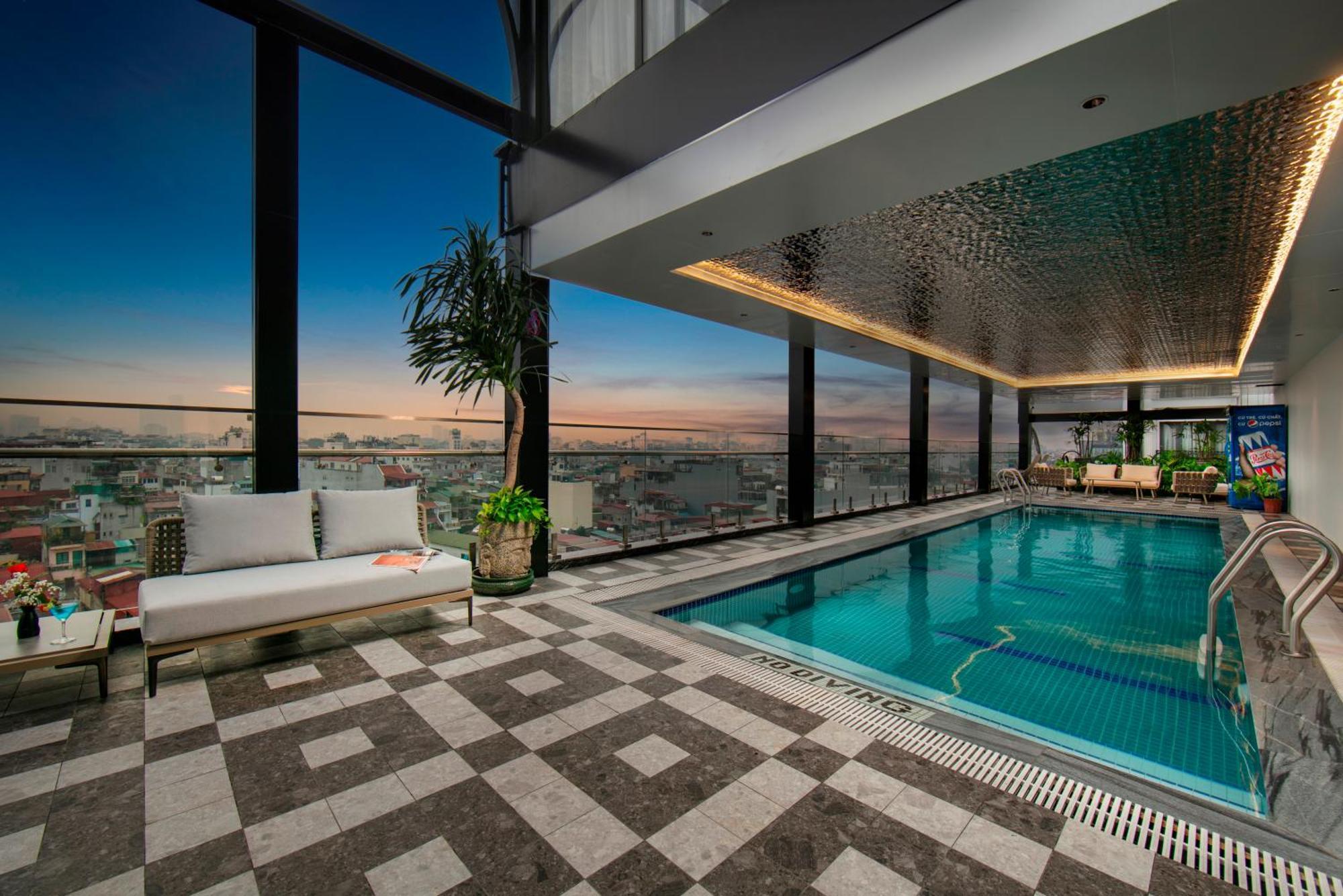 เมย์ เดอ วิลล์ ลักชัวรี โฮเทล แอนด์ สปา Hotel ฮานอย ภายนอก รูปภาพ The swimming pool at the 360° Sky Lounge