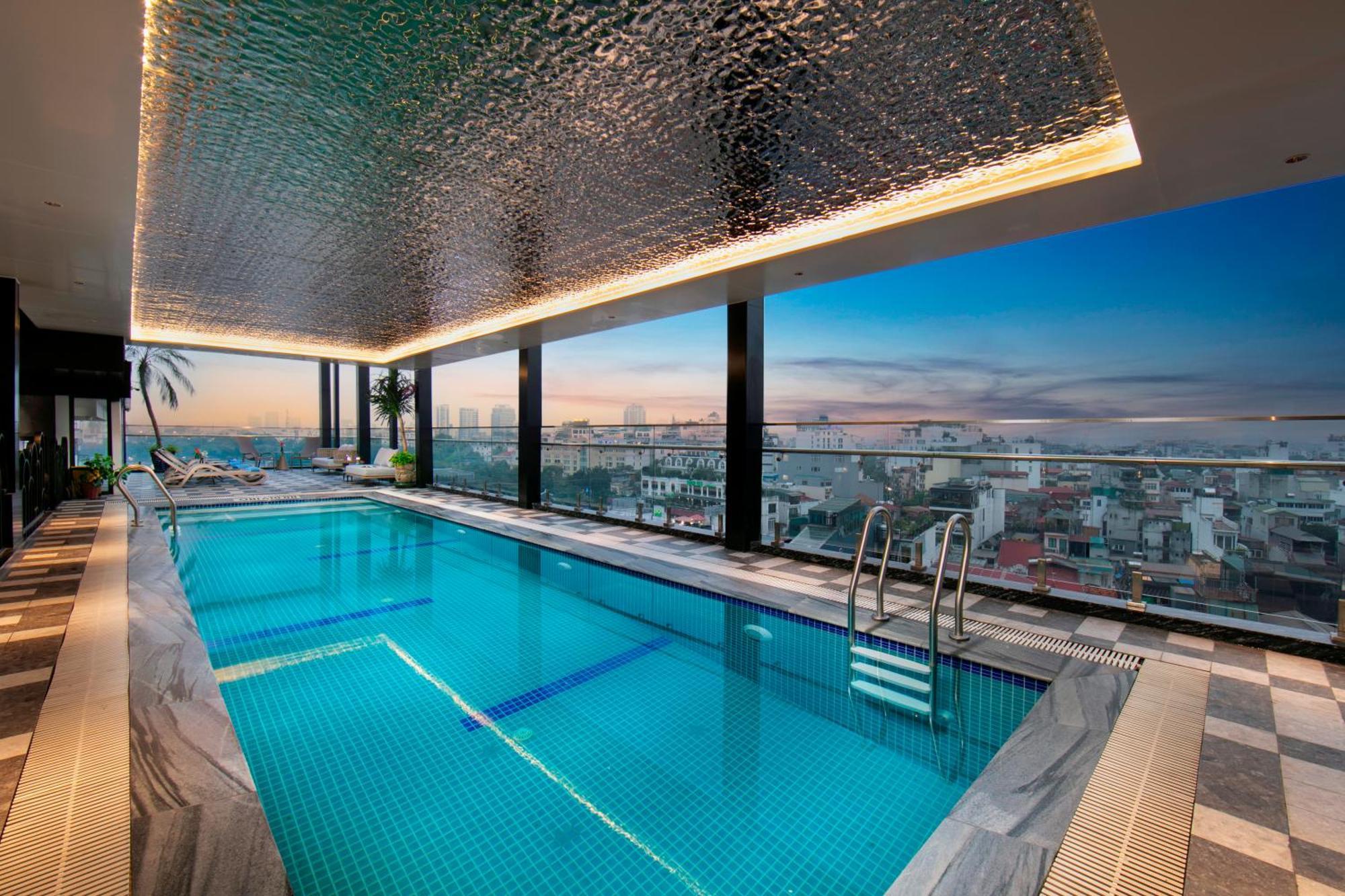 เมย์ เดอ วิลล์ ลักชัวรี โฮเทล แอนด์ สปา Hotel ฮานอย ภายนอก รูปภาพ The swimming pool at the 360° Sky Lounge