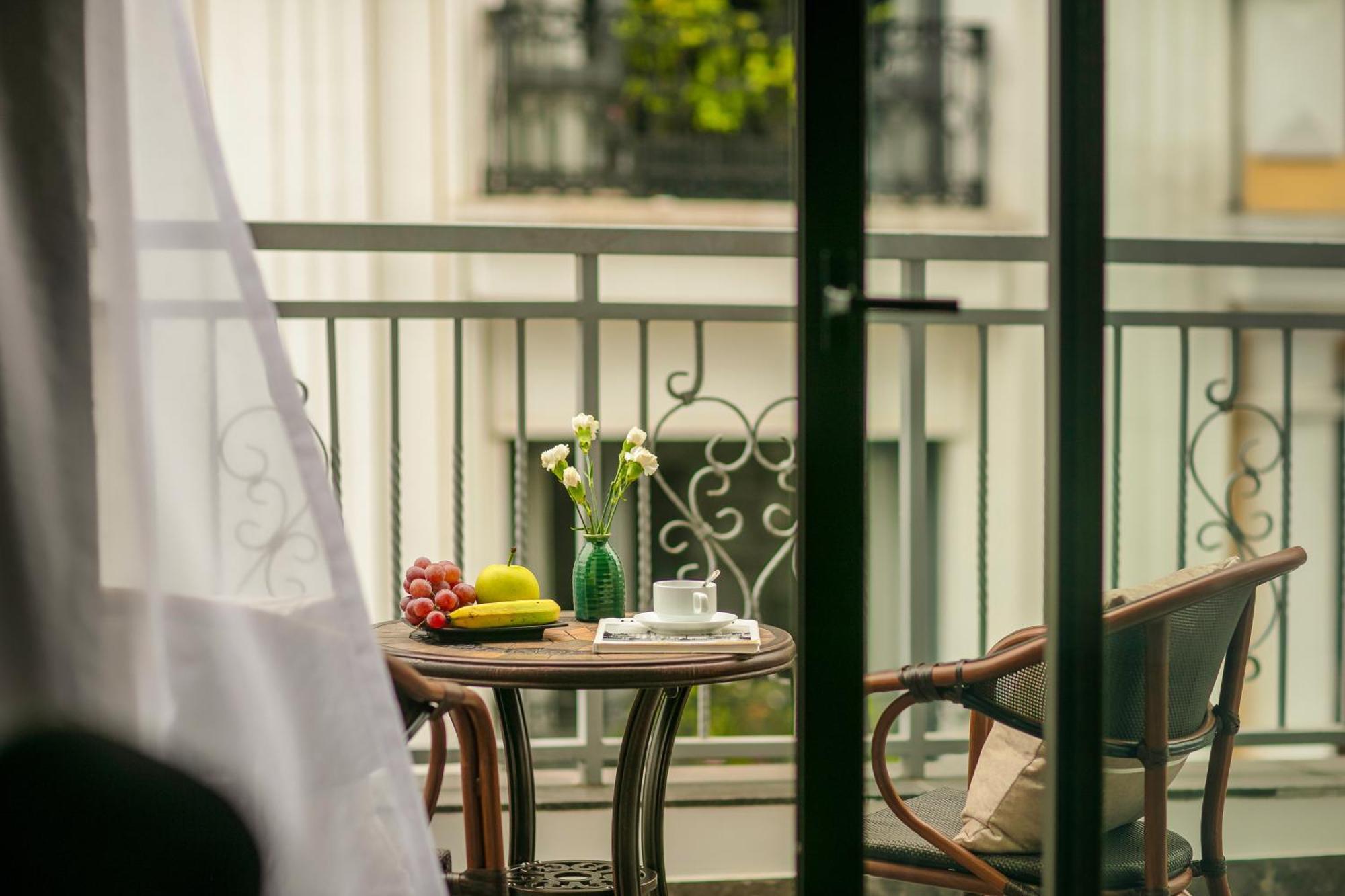 เมย์ เดอ วิลล์ ลักชัวรี โฮเทล แอนด์ สปา Hotel ฮานอย ภายนอก รูปภาพ A balcony in a hotel room