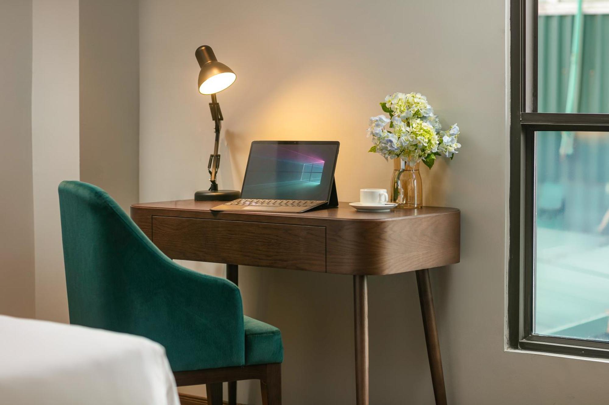 เมย์ เดอ วิลล์ ลักชัวรี โฮเทล แอนด์ สปา Hotel ฮานอย ภายนอก รูปภาพ A modern desk with a chair