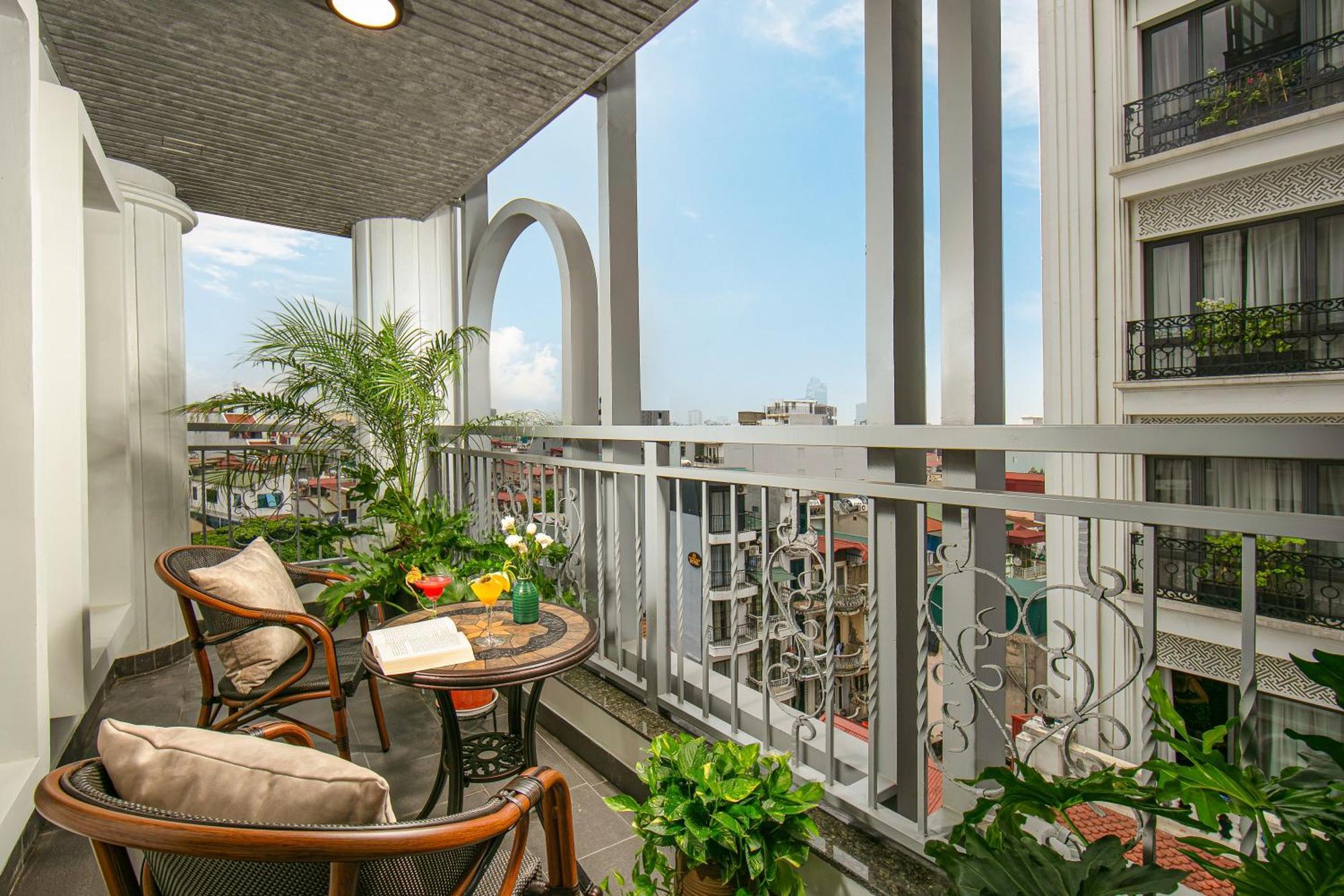 เมย์ เดอ วิลล์ ลักชัวรี โฮเทล แอนด์ สปา Hotel ฮานอย ภายนอก รูปภาพ A balcony