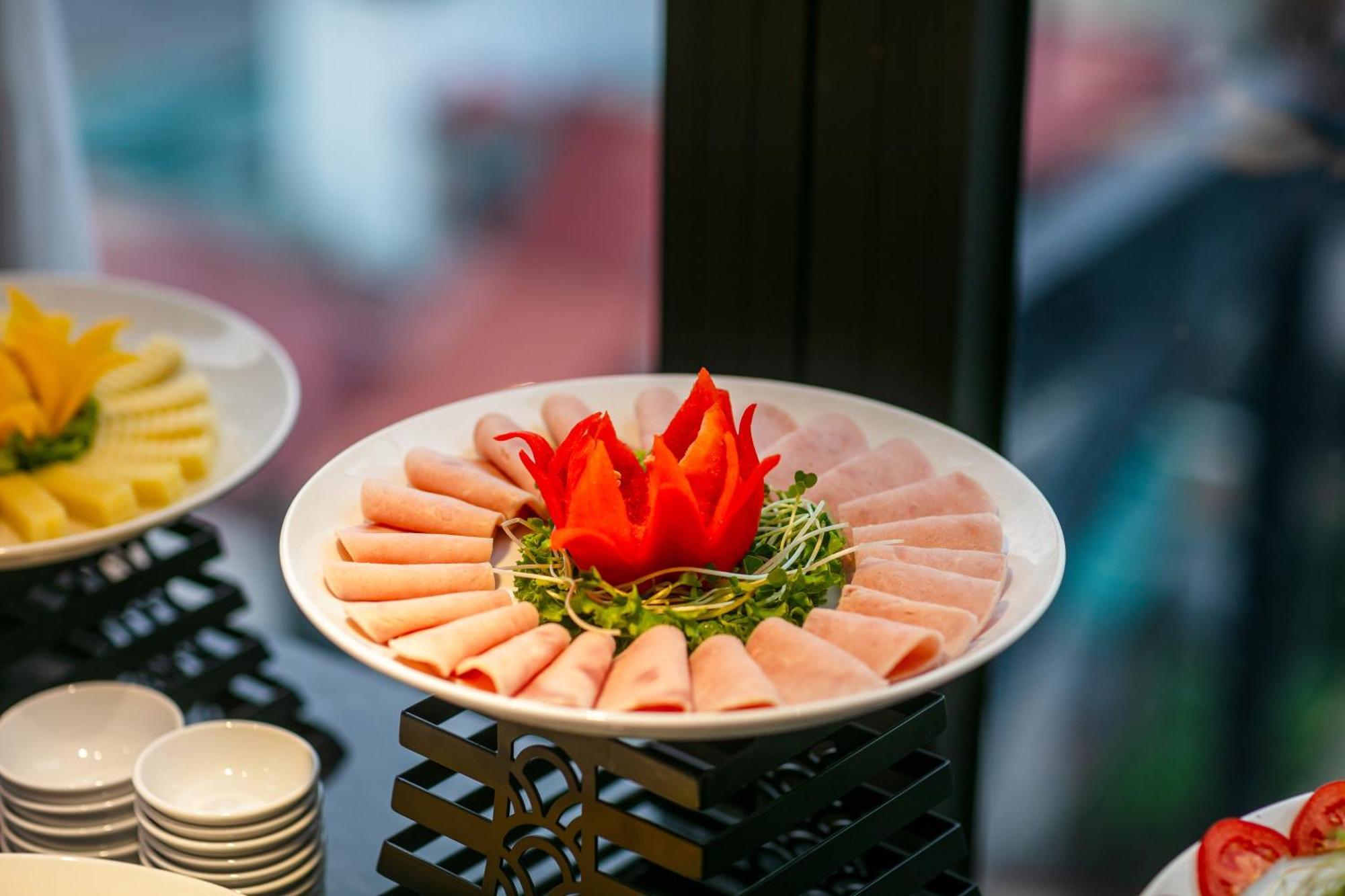 เมย์ เดอ วิลล์ ลักชัวรี โฮเทล แอนด์ สปา Hotel ฮานอย ภายนอก รูปภาพ A platter of ham
